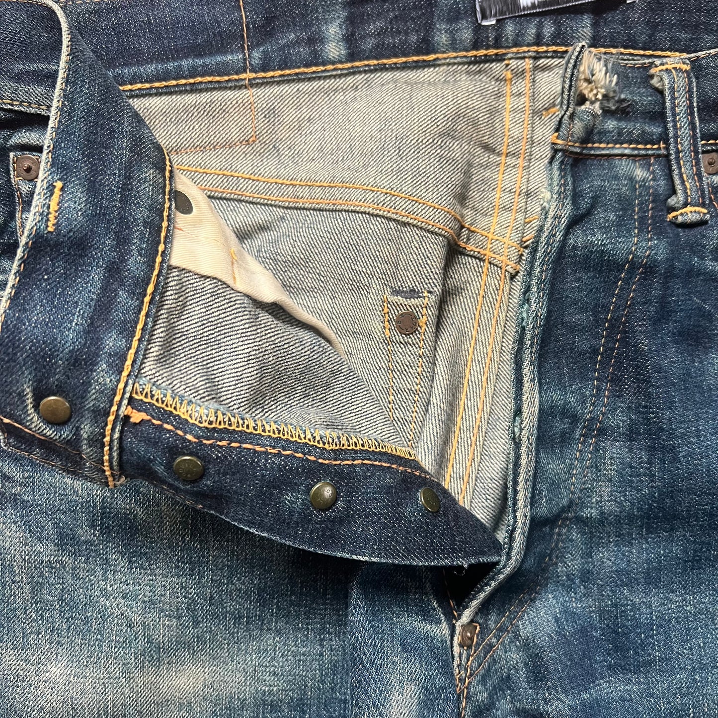 STRAIGHT LEG JEANS